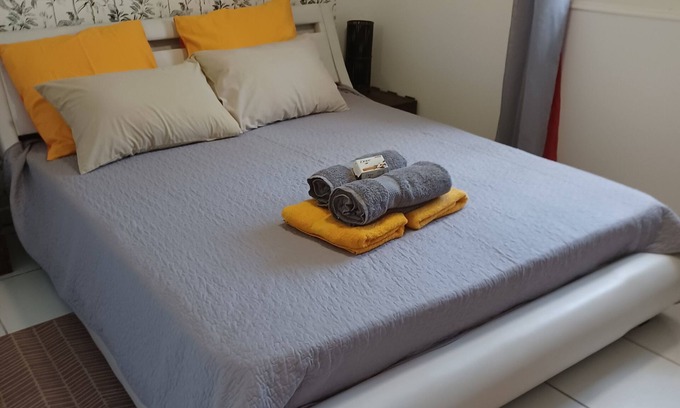 Saint-Paul Apartment | Le P'tit Appart D'anne, un Moment de Détente Dans un Jardin Arboré