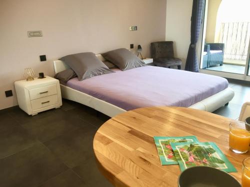 Toulon - Hyeres Apartment | Le Port Plage Studio tout confort Terrasse Clim