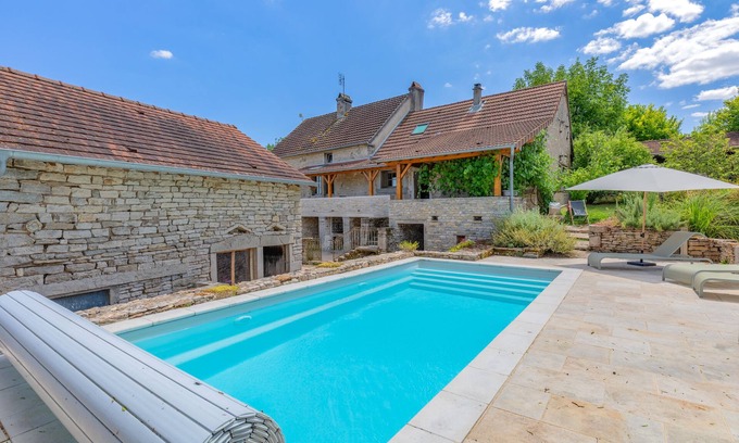 Saint-Ythaire House | Le Pressoir - family country house - Swimming pool - Garden - Wifi/Fibre