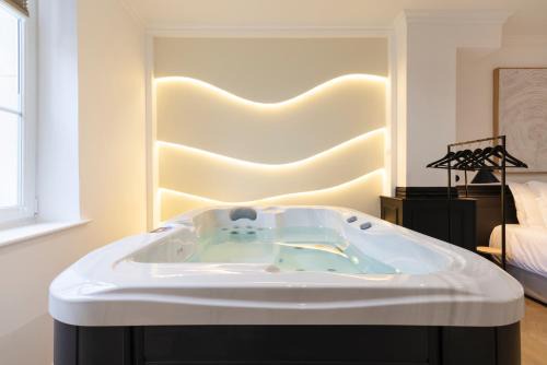 Nancy City Centre Apartment | Le Rêve de Stanislas - Jacuzzi