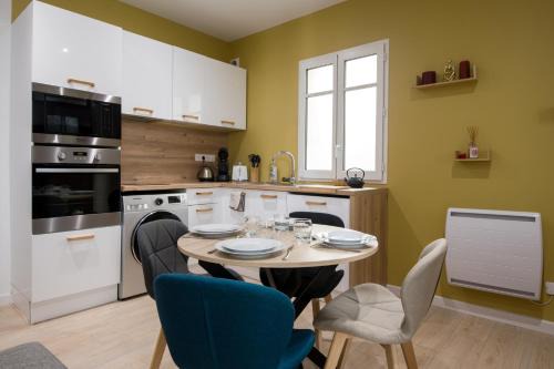 Rochefort Apartment | Le Scalaire, T2 totalement rénové, hypercentre Rochefort, arrivée autonome