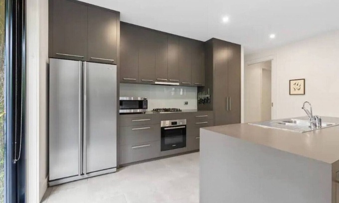Lake Wendouree House | Leafy Lakeside Contemporary for Groups in Ballarat