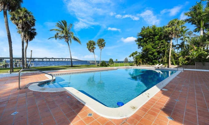 Fort Myers Villa | Leave the World Behind. 7 Bedroom Sleeps 20+, River View, Pool, Pets ok