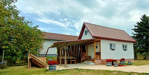 Oroszlany House | Lebegő Falu Vendégház