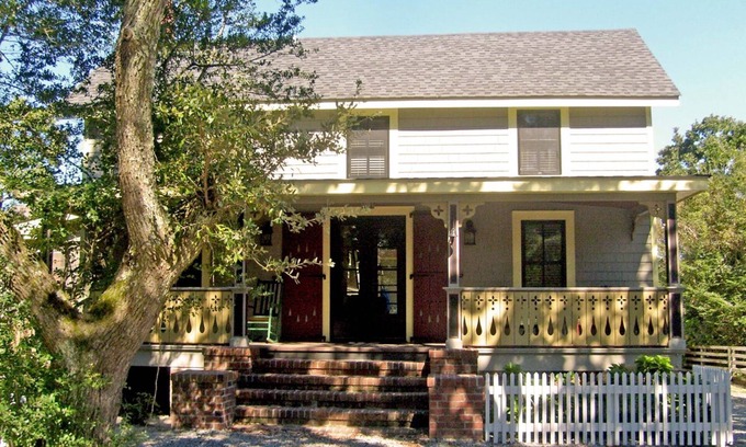 Ocracoke House | Lela's: Located on historic Howard St. Large Porch.