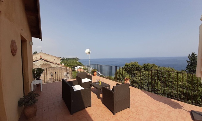 Praiola House | Lemon's house by the sea