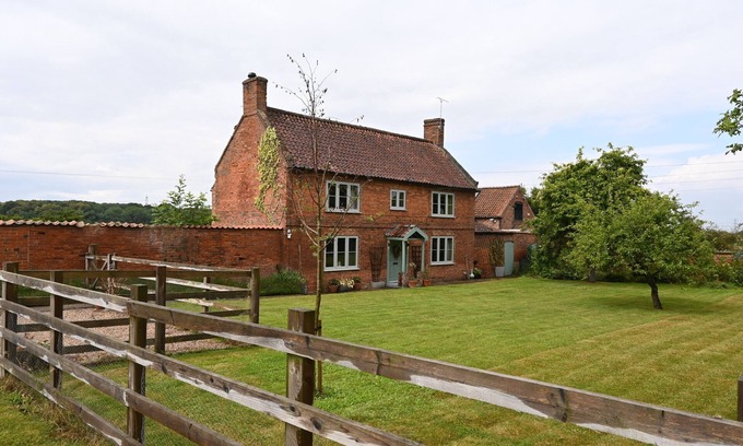 Lincoln Cottage | Leos Holiday Cottage - stylish cottage, sleeps 10. Pet friendly.