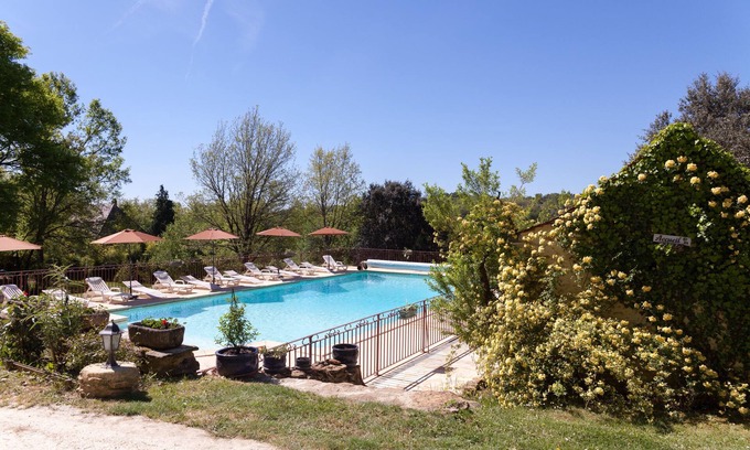Sarlat-la-Caneda Ski Chalet | Les Chênes: chalet and swimming pool in the heart of Sarlat.
