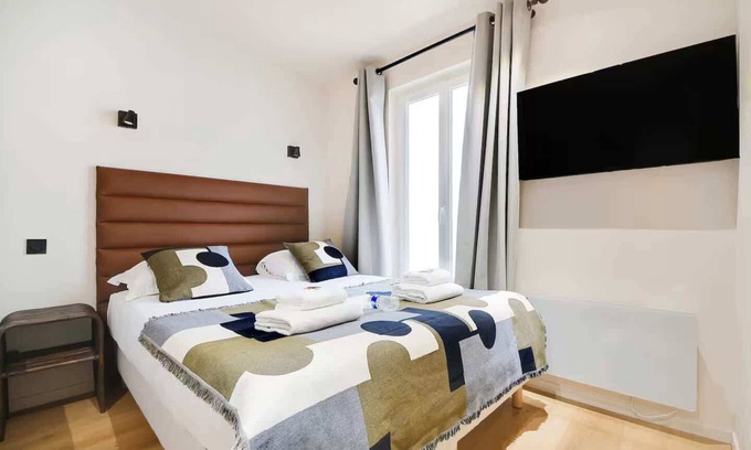 Strasbourg -Saint-Denis Apartment | Les Halles - Grands Boulevards Renovated 3BR - 8P