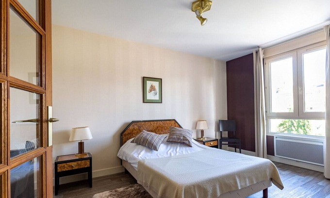 Saumur House | LES LILAS Very nice room in serviced residence with Restaurant