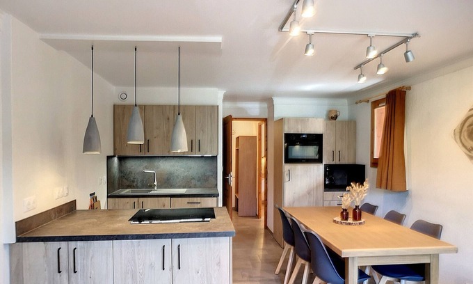 Les Bruyeres Apartment | Les Menuires: Beautiful 3P, 2 Bdr, 6 Pers, Ski-In/Ski-Out, South Balcony, Parking, 4 Gold Flakes