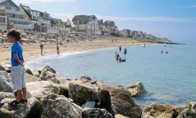 Hauteville-sur-Mer House | Les Mouettes by Interhome