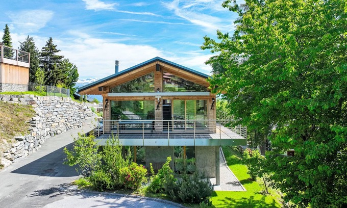 Saint-Pierre-de-Clages House | Les penguins by Interhome