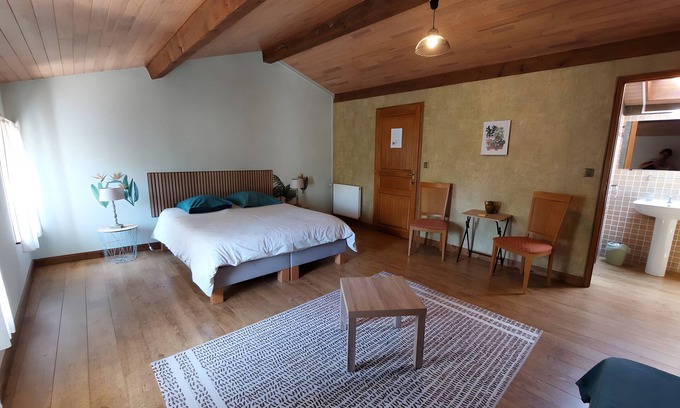 Saint-Romain-de-Benet Bed & Breakfast | Les Violettes Guest Room – Comfort and Serenity in Saint-Romain-de-Benet