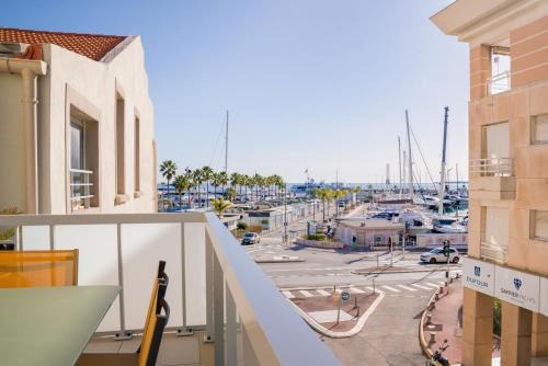 Golfe Juan Apartment | Les Voiles d Azur, Duplex moderne avec vue sur le port et la mer, à 2 minutes des plages