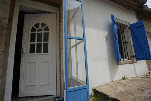 Premian House | Les volets bleus