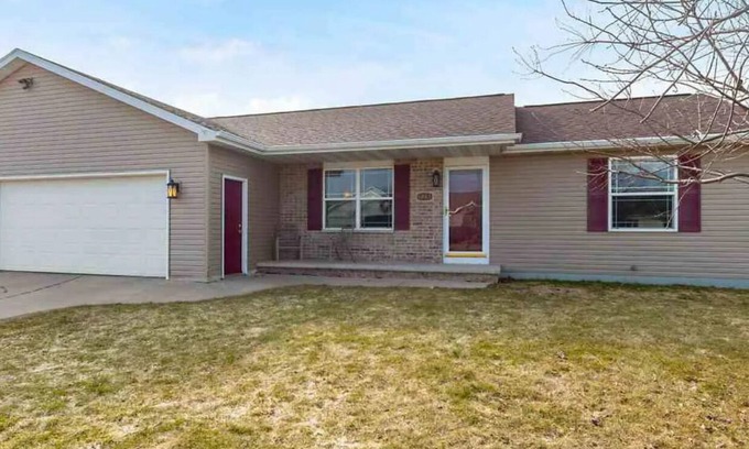Combined Locks House | Less than 30 Min. from EAA Grounds/Oshkosh and Lambeau Field/Green Bay.