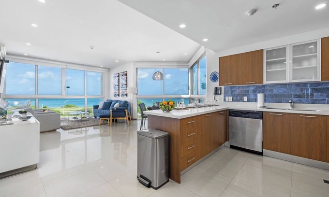 Palm Beach Condo | Let the sea set you free with this 3BDRcorner unit