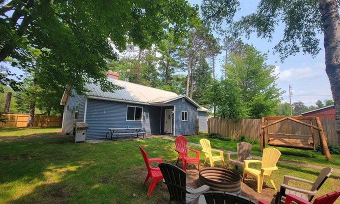 Au Train House | Liberty Cabin, 3 blocks from Lake Superior, near Pictured Rocks and trail access