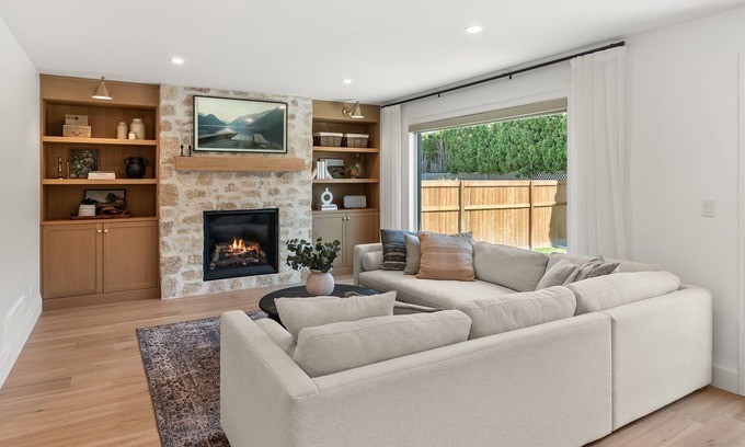 Central Okanagan House | Licensed - Luxury 3 Bed, 3 Ensuite Farmhouse - 2 min walk to the beach
