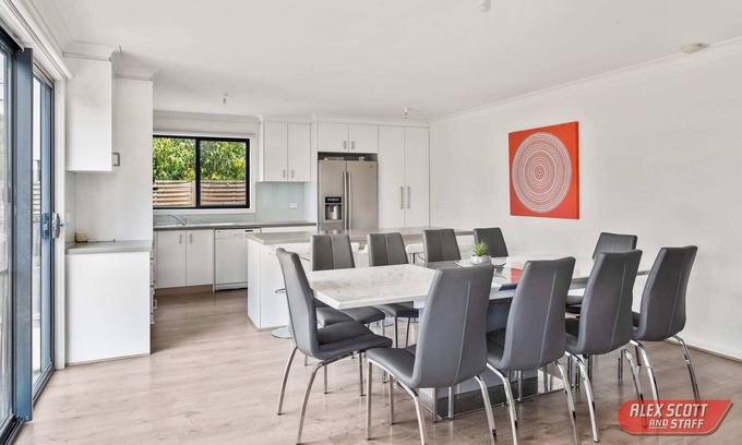 Cowes House | LIFES A BEACH Walking distance to beach