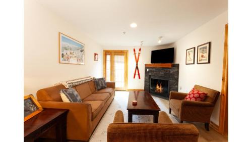 Taos Ski Valley House | Lift 1 Lookout - NEW PROPERTY - WiFi - Ski Locker - Mountain Views - Shops - Restaurants