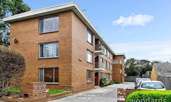 Essendon Apartment | Light and Bright Ground Floor Unit in Great Location near shops