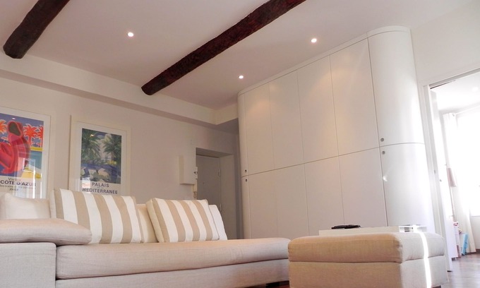 Old Town Apartment | Light and silence in the old town