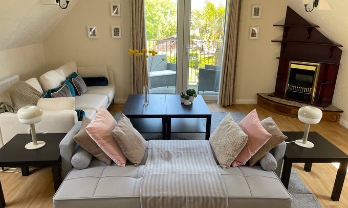 Totland Bay Apartment | Light, Bright and Airy Apartment in Totland, Close to The Needles