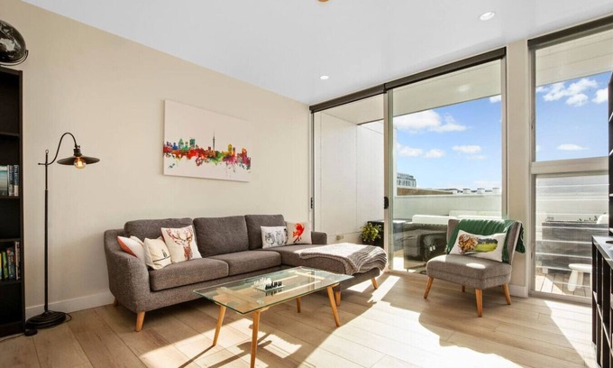Auckland Central Business District House | Light Filled Multi-Storey Townhouse + Carpark