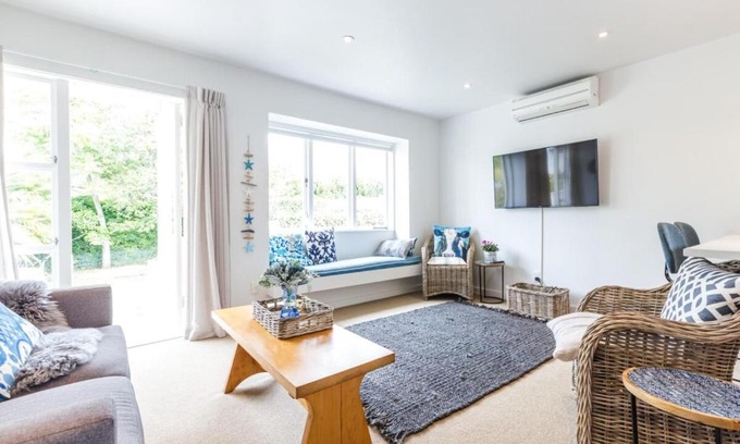 Remuera House | Light-filled Newly Renovated 3 Bedroom Villa in Remuera