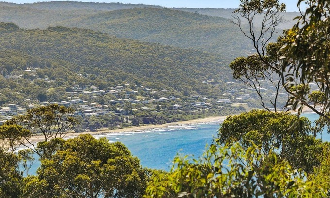 Lorne House | Light House - A tranquil retreat harmonizing with nature.