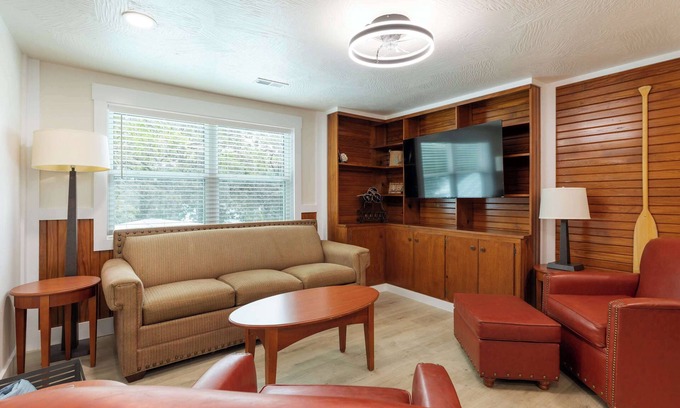 Kimberling City House | Lighthouse Lodge #4 – Lakefront Home & Boat Slip Access