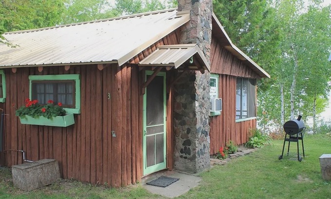 Port Hope Cabin | Lightkeepers Vintage Cottage 3