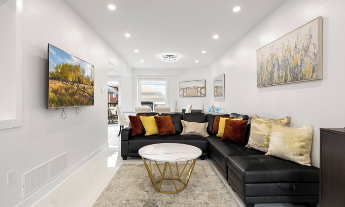 Aurora House | Like-New Home, 4+1 BR, 2.5 Bath, Parking & WIFI