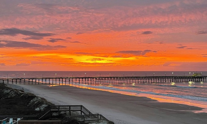 McCutcheon Field House | Linens Included/Beachfront/Private hot tub/Elevator/Pool