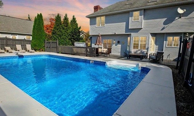 Reedsville House | Lions Den. Pool-Hot Tub-EspressoBar-Stadium 30 Min