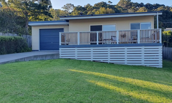 Lakes Entrance House | Listen to the waves break at "Turf&Surf"! Walk to golf course and ocean beaches