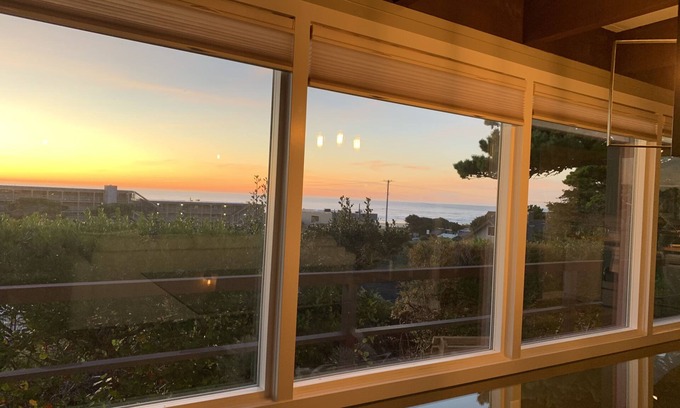 Florence House | Little Beach Bungalow - just two blocks to beach! WIFI. Partial ocean views