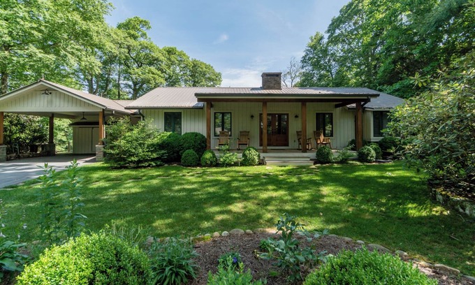 Highlands Cabin | Little Bear Pen | Beautifully Renovated Home on Little Bear Pen Mountain with Spectacular Views