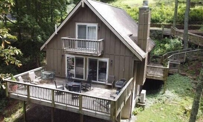 Wolf Laurel Cabin | Little Fox Cabin - Wolf Laurel, Hot tub, 4 bdm, 2 bath, cozy mountain escape!