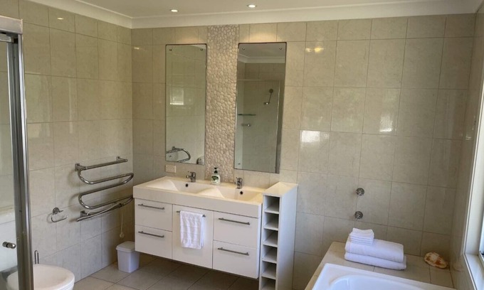 Lake Cathie House | Little Gems whole house accomodation 200m from beach!