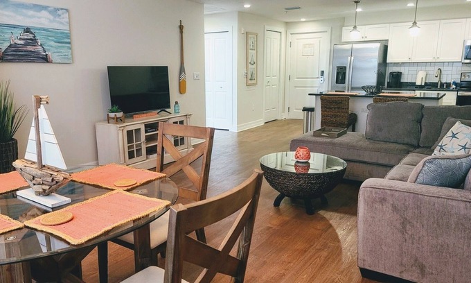Ruskin Apartment | Little Harbor / The Lookout Sleeps 5 - Panoramic Waterfront Sunset Views