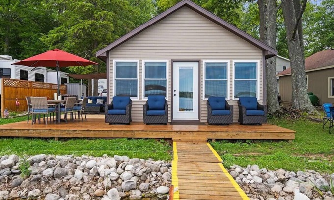 Honor Cottage | Little Platte Lake Cottage - Lakefront w/Kayaks! Near Sleeping Bear Dunes