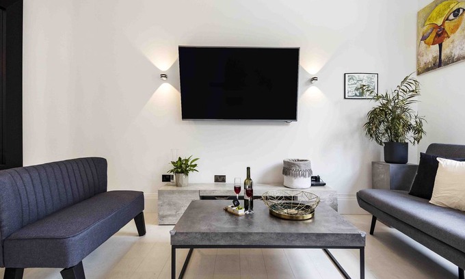 Westbourne Green Apartment | Little Venice Minimalist Apartment - AVN