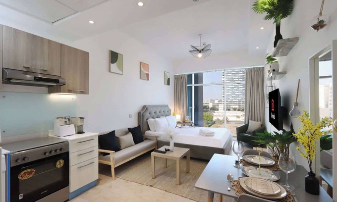 Jumeirah Village Triangle Apartment | Livbnb - Chic and Cosy Studio with Rooftop Pool, JVT