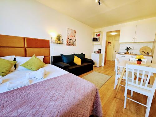 Chodov Apartment | LIVE-INN PRAGUE APARTMENTS, Free Gym & Parking, Reception, Lifts, Roof Terrace & Game Room