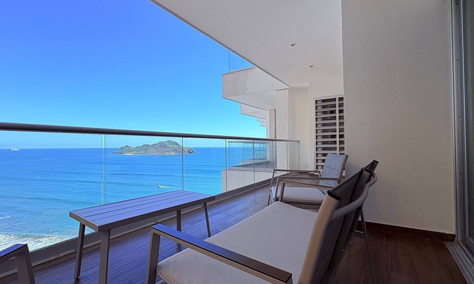 Zona Dorada Condo | Live the luxury of the sea with rooftop amenities in Zona Dorada