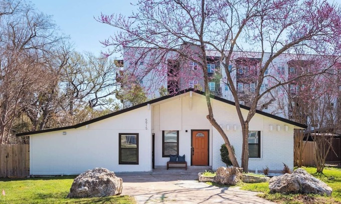Sweetbriar House | 🎸 Live the SoCo Life 🏡 3BR + 5 Beds 🌊 Walk to Barton Springs & Local Eats 🍴