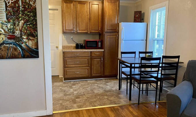 Lindale House | Lively Lindale - 3 Blocks to downtown - Large backyard